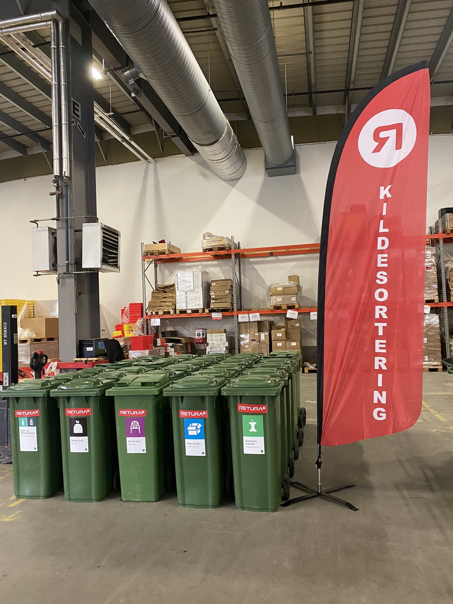 Merkede avfallsdunker i lagerlokale
