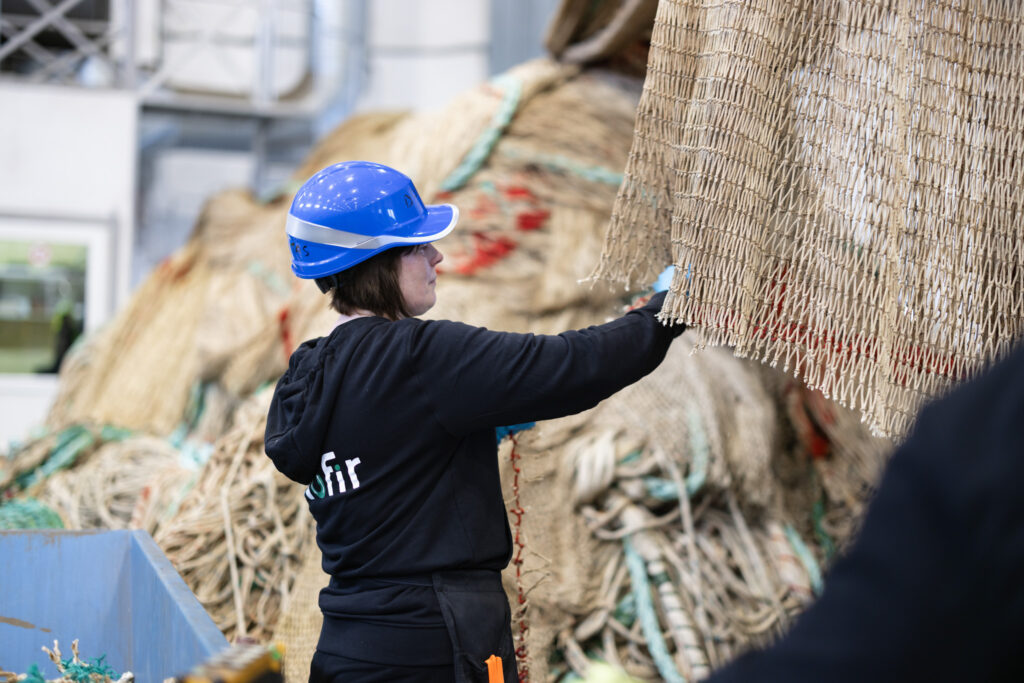 Dame som organiserer avfall fra oppdrett