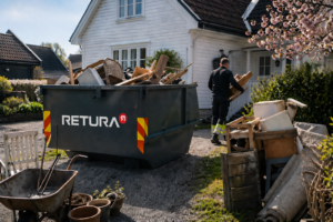 Mann som bærer plank ved container utenfor hvitt hus
