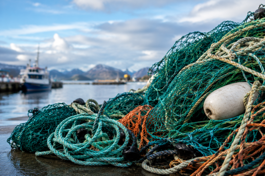 Brukt tau og nøter i haug på brygge