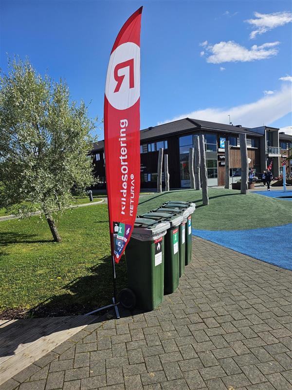 Vimpel og avfallsbeholdere i skolegård